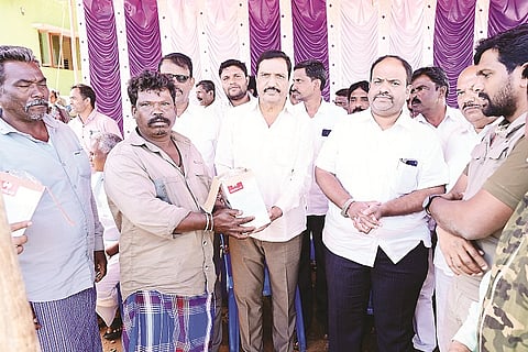ಗುಂಡ್ಲುಪೇಟೆ ತಾಲೂಕಿನ ಕಾಡಂಚಿನ ಗ್ರಾಮಗಳ ಫಲಾನುಭವಿಗಳಿಗೆ ಗಣೇಶ್ ಪ್ರಸಾದ್ ಸೋಲಾರ್ ದೀಪ ವಿತರಿಸಿದರು. ಎಸ್.ಪ್ರಭಾಕರನ್, ಬಿ.ಎಂ.ಮಲ್ಲೇಶ್, ಎಚ್.ಎಸ್.ನಂಜುಂಡಪ್ರಸಾದ್, ಎಚ್.ಎಸ್.ನಂಜಪ್ಪ, ಜಿ.ಕೆ.ಲೋಕೇಶ್ ಇದ್ದರು.