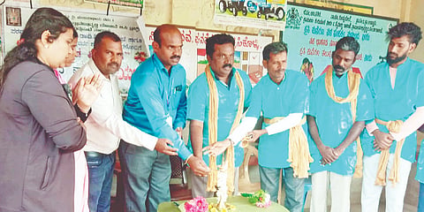 ಗುಂಡ್ಲುಪೇಟೆ ತಾಲೂಕಿನ ಅಣ್ಣೂರುಕೇರಿ ಗ್ರಾಮದಲ್ಲಿ ಹಮ್ಮಿಕೊಂಡಿದ್ದ ಬೀದಿ ನಾಟಕವನ್ನು ಶ್ರೀಕ್ಷೇತ್ರ ಧರ್ಮಸ್ಥಳ ಗ್ರಾಮಾಭಿವೃದ್ಧಿ ಯೋಜನೆ ತಾಲೂಕು ಯೋಜನಾಧಿಕಾರಿ ಚಂದ್ರಶೇಖರ್ ಉದ್ಘಾಟಿಸಿದರು. ಜಯಣ್ಣ, ಚೈತ್ರಾ, ಶೋಭಾ ಇತರರು ಇದ್ದರು.