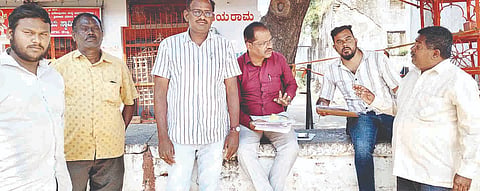 ಕಂಪ್ಲಿ ಶಿಬರದಿನ್ನಿ ಪ್ರದೇಶದಲ್ಲಿ ಆಂಜನೇಯ ದೇವಸ್ಥಾನ ಸ್ಥಳ ಅತಿಕ್ರಮಣ ಆರೋಪಕ್ಕೆ ಸಂಬಂಧಿಸಿದಂತೆ ಕಂದಾಯ ನಿರೀಕ್ಷಕ ವೈ.ಎಂ.ಜಗದೀಶ ಅವರು ದೂರುದಾರ ಎಚ್.ಸಂಜೀವರಿಂದ ಮಾಹಿತಿ ಪಡೆದರು. 