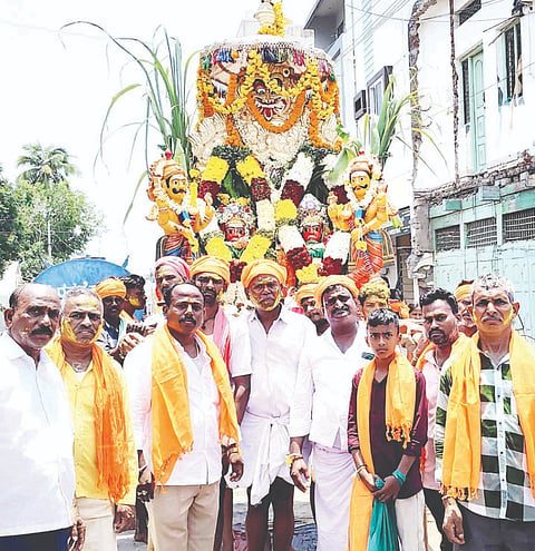 ಕಂಪ್ಲಿ ಮಾರುತಿನಗರದ ಮಟ್ಟಿ ಮಾರೆಮ್ಮ ದೇವತೆಯ ಗಂಗೆಸ್ಥಳ ಮೆರವಣಿಗೆ ನಡೆಯಿತು. 