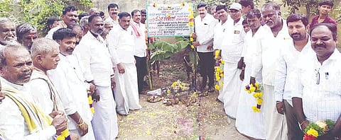ಕಣವಿ ತಿಮ್ಮಲಾಪುರ ಸಹಿಪ್ರಾಶಾಲೆ ಆವರಣದಲ್ಲಿ ಕೊಠಡಿ ನಿರ್ಮಾಣಕ್ಕೆ ತಾಲೂಕು ಗ್ಯಾರಂಟಿ ಅನುಷ್ಠಾನ ಸಮಿತಿ ಅಧ್ಯಕ್ಷ ಕೆ.ಶ್ರೀನಿವಾಸರಾವ್ ಚಾಲನೆ ನೀಡಿದರು. 