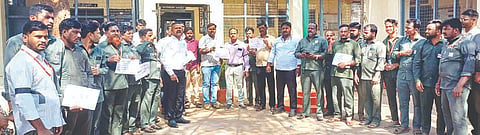 ಕಂಪ್ಲಿ ಜೆಸ್ಕಾಂ ಆವರಣದಲ್ಲಿ ಕರ್ನಾಟಕ ವಿದ್ಯುತ್ ಪ್ರಸರಣ ನೌಕರರ ಸಂಘದ ಪದಾಧಿಕಾರಿಗಳು ಪ್ರತಿಭಟನೆ ನಡೆಸಿದರು. 