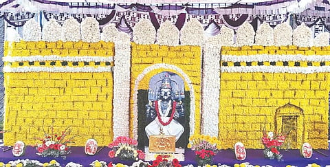 ಕಂಪ್ಲಿ ಉತ್ಸವದಲ್ಲಿ ತೋಟಗಾರಿಕೆ ಇಲಾಖೆಯಿಂದ ಆಯೋಜಿಸಿದ್ದ ಫಲ-ಪುಷ್ಪ ಪ್ರದರ್ಶನದಲ್ಲಿ ಪುಷ್ಪಗಳಿಂದ ಕಂಪ್ಲಿ ಕೋಟೆಯನ್ನು ನಿರ್ಮಿಸಲಾಗಿತ್ತು. 