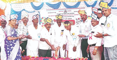 ಕಂಪ್ಲಿ 8ನೇ ವಾರ್ಡ್ ಸಹಿಪ್ರಾ ಶಾಲೆಯಲ್ಲಿ ಆಯೋಜಿಸಿದ್ದ ಮಕ್ಕಳ ಕಲಿಕಾ ಹಬ್ಬ ಕಾರ್ಯಕ್ರಮವನ್ನು ಪುರಸಭೆ ಮಾಜಿ ಅಧ್ಯಕ್ಷರಾದ ಅಯ್ಯೋದಿ ವೆಂಕಟೇಶ, ಬಿ.ಸಿದ್ದಪ್ಪ ಉದ್ಘಾಟಿಸಿದರು. 
