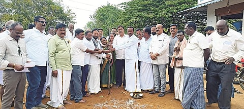 ಲಕ್ಕರಸನಪಾಳ್ಯ ಗ್ರಾಮದಲ್ಲಿ ಸಿಸಿ ರಸ್ತೆ ಅಭಿವೃದ್ಧಿ ಕಾಮಗಾರಿಗೆ ಶಾಸಕ ಎ.ಆರ್.ಕೃಷ್ಣಮೂರ್ತಿ ಚಾಲನೆ ನೀಡಿದರು. ರಾಜೇಂದ್ರ, ಬಿ.ತೋಟೇಶ್, ಶಾಂತಮ್ಮ, ರಾಜು, ಚೇತನ್ ದೊರೆರಾಜು, ಪುಟ್ಟಣ್ಣ ಇದ್ದರು.
