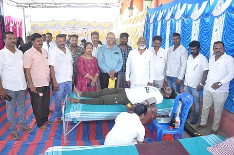 ಕೊಳ್ಳೇಗಾಲ ಪಟ್ಟಣದ ಭೀಮನಗರದಲ್ಲಿ  ಡಾ.ಬಿ.ಆರ್.ಅಂಬೇಡ್ಕರ್ ಅವರ 135ನೇ ಜಯಂತ್ಯುತ್ಸವದ ಅಂಗವಾಗಿ ರಕ್ತದಾನ ಶಿಬಿರ ಆಯೋಜಿಸಲಾಗಿತ್ತು. ಎನ್.ಮಹೇಶ್, ಡಾ.ಲೋಕೇಶ್ವರಿ, ವರದರಾಜು, ಎಸ್. ಆನಂದಮೂರ್ತಿ, ಚಿಕ್ಕಮಾಳಿಗೆ ಇತರರು ಇದ್ದಾರೆ. 
