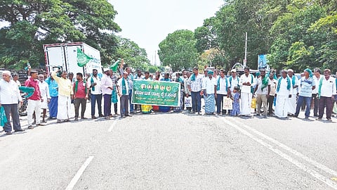  ವಿವಿಧ ಬೇಡಿಕೆ ಈಡೇರಿಸುವಂತೆ ಆಗ್ರಹಿಸಿ ರೈತ ಸಂಘದ ಪದಾಧಿಕಾರಿಗಳು ಕೊಳ್ಳೇಗಾಲ ಪಟ್ಟಣದ ಗ್ರಾಮಾಂತರ ಪೊಲೀಸ್ ಠಾಣೆಯ ಮುಂಭಾಗದ ಮಲೆ ಮಹದೇಶ್ವರ ಬೆಟ್ಟದ ಮುಖ್ಯ ರಸ್ತೆಯನ್ನು ಕೆಲ ಸಮಯ ತಡೆದು ಪ್ರತಿಭಟಿಸಿದರು. ಗೌಡೇಗೌಡ, ಶಿವಮಲ್ಲು, ರವಿನಾಯ್ಡು ಇತರರು ಇದ್ದರು.