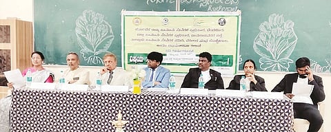 ಕೊಳ್ಳೇಗಾಲದ ನಿಸರ್ಗ ವಿದ್ಯಾನಿಕೇತನ ಶಾಲೆಯಲ್ಲಿ ಸೋಮವಾರ ಕಾನೂನು ಅರಿವು ಕಾರ್ಯಕ್ರಮ ಆಯೋಜಿಸಲಾಗಿತ್ತು. ಟಿ.ಸಿ.ಶ್ರೀಕಾಂತ್, ಎಂ.ರಂಜಿತ್ ಕುಮಾರ್, ನಿರ್ಮಲಾ ಮಧುಸೂದನ್, ಕೆಂಪಯ್ಯ, ಸಿ.ಚಿನ್ನ ರಾಜು, ಎ.ಪಿ.ದಿನೇಶ್ ಕುಮಾರ್, ನಯನಾ ಕ್ಲಾರಿಬಲ್ ಇದ್ದರು.
