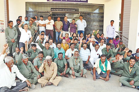 ಕೇಂದ್ರ ಸರ್ಕಾರ ಜಾರಿಗೆ ತರಲು ಹೊರಟಿರುವ ವಿದ್ಯುತ್ ಖಾಸಗೀಕರಣ ವಿರೋಧಿಸಿ ಕರ್ನಾಟಕ ವಿದ್ಯುತ್ ಪ್ರಸರಣ ನೌಕರ ಸಂಘದ ಪದಾಧಿಕಾರಿಗಳು ಗುರುವಾರ ಸೆಸ್ಕ್ ಕಚೇರಿ ಮುಂಭಾಗ ಪ್ರತಿಭಟನೆ ನಡೆಸಿದರು.