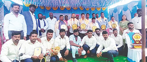  ಕೊಳ್ಳೇಗಾಲ ತಾಲೂಕಿನ ಬಾಣೂರು ಗ್ರಾಮದಲ್ಲಿ ಭಾನುವಾರ ಆಯೋಜಿಸಿದ್ದ ಬಾಂಧವ್ಯ ಮೈತ್ರಿ ಸಮಿತಿ ಉದ್ಘಾಟನಾ ಸಮಾರಂಭ, ನಮ್ಮೂರ ರತ್ನ ಪ್ರಶಸ್ತಿ ಪ್ರದಾನ ಸಮಾರಂಭದಲ್ಲಿ ಸಾಧಕರನ್ನು ಸನ್ಮಾನಿಸಲಾಯಿತು. ಶಾಕ್ಯ ಸುಂದರ್, ಸಿದ್ದಯ್ಯ, ಪ್ರದೀಪ್, ನಾಗರಾಜು,  ಅರಕಲವಾಡಿ ನಾಗೇಂದ್ರ ಇತರರು ಇದ್ದರು. 
