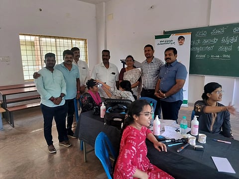 ಕೊಳ್ಳೇಗಾಲ ಪಟ್ಟಣದ ವಿಶ್ವಚೇತನ ಸಮೂಹ ವಿದ್ಯಾಸಂಸ್ಥೆ ಆವರಣದಲ್ಲಿ ಭಾನುವಾರ ಆಯೋಜಿಸಿದ್ದ ಕಣ್ಣಿನ ಉಚಿತ ತಪಾಸಣಾ ಶಿಬಿರದಲ್ಲಿ ದೃಷ್ಟಿ ಸಮಸ್ಯೆ ಯಿಂದ ಬಳಲುತ್ತಿದ್ದವರನು ವ್ಯೆದ್ಯರು ತಪಾಸಣೆ ಮಾಡಿದರು. ಎಚ್.ಕೆ ಮಹಾನಂದ್, ರವೀಂದ್ರ, ನಾಗರಾಜು ಇತರರು ಇದ್ದರು. 