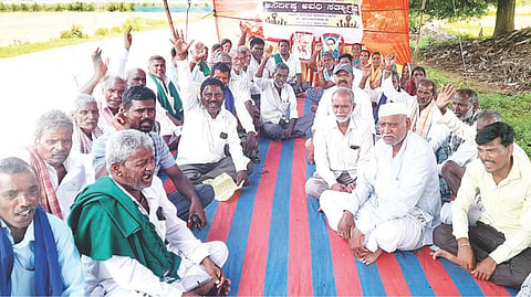 ಕುಕನೂರು ತಾಲೂಕಿನ ಇಟಗಿ-ಮಸಬಹಂಚಿನಾಳ ರಸ್ತೆಯ ಸರ್ವೇ ನಂ.87 ಜಮೀನು ಪಕ್ಕದ ರಸ್ತೆಯಲ್ಲಿ ರೈತರು ಧರಣಿ ನಡೆಸಿದರು. ರಾಜ್ಯ ರೈತ ಸಂಘದ ಉಪಾಧ್ಯಕ್ಷ ಅಂದಪ್ಪ ಹುಳ್ಳಿ, ತಾಪಂ ಮಾಜಿ ಅಧ್ಯಕ್ಷ ಪ್ರಭುರಾಜ್ ಆಚಾರ್, ಪ್ರಮುಖರಾದ ಶೇಖರಗೌಡ ಹಕ್ಕಂಡಿ, ಹೇಮಣ್ಣ ಯರಾಶಿ, ಉಮೇಶ ವೀರಾಪುರ ಇತರರಿದ್ದರು.