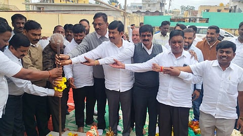ಚಿತ್ರ ೧೨ ಕೆ.ಎಲ್.ಆರ್. ೦೧ : ನಗರದಲ್ಲಿ ನೂತನವಾಗಿ ನಿರ್ಮಿಸಲಾಗುತ್ತಿರುವ ಈಜುಕೊಳ ನಿರ್ಮಾಣಕ್ಕೆ ಶಾಸಕ ಕೊತ್ತೂರು ಮಂಜುನಾಥ್ ಅಡಿಗಲ್ಲು ಸಮರ್ಪಿಸಿದರು. ವಿಧಾನಪರಿಷತ್ತು ಸದಸ್ಯರಾದ ಇಂಚರ ಗೋವಿಂದರಾಜು, ಅನಿಲ್‌ಕುಮಾರ್ ಮುಂತಾದವರು ಇದ್ದರು. 