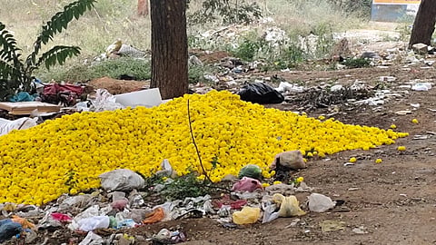 ಚಿತ್ರ ೧೨ ಕೆ.ಎಲ್.ಆರ್. ೦೨ : ಚೆಂಡು ಹೂವಿಗೆ ಬೆಲೆ ಇಲ್ಲದೆ ರಸ್ತೆಗೆ ಸುರಿದಿರುವುದು 