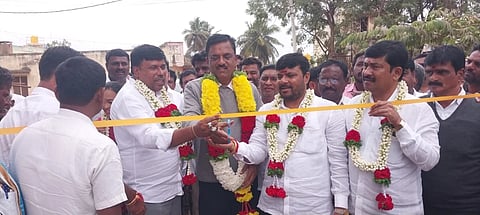 ಚಿತ್ರ ೧೨ ಕೆ.ಎಲ್.ಆರ್. ೦೪ : ಯಡಹಳ್ಳಿ ಗ್ರಾಮದಲ್ಲಿ ಸಿಸಿ ರಸ್ತೆಯನ್ನು ಲೋಕಾರ್ಪಣೆ ಮಾಡಿದ ಶಾಸಕ ಕೊತ್ತೂರು ಮಂಜುನಾಥ್, ಸಂಸದ ಎಂ.ಮಲ್ಲೇಶ್‌ಬಾಬು, ವಿಧಾನಪರಿಷತ್ತು ಸದಸ್ಯರಾದ ಇಂಚರ ಗೋವಿಂದರಾಜು, ಎಂ.ಎಲ್.ಅನಿಲ್‌ಕುಮಾರ್ ಮುಂತಾದವರು ಇದ್ದರು. 