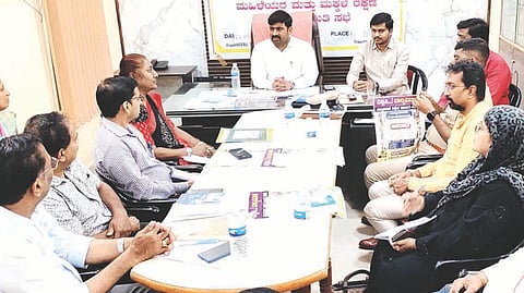 ಕಂಪ್ಲಿ ಪುರಸಭೆ ಸಭಾಂಗಣದಲ್ಲಿ ಆಯೋಜಿಸಿದ್ದ ಮಹಿಳೆಯರು ಮತ್ತು ಮಕ್ಕಳ ಕಾವಲು ಸಮಿತಿ ಸಭೆಯಲ್ಲಿ ಬಳ್ಳಾರಿ ಎಸಿ ಎಚ್.ಡಿ.ರಾಜೇಶ್ ಮಾತನಾಡಿದರು. ಅಧಿಕಾರಿಗಳಾದ ಜೂಗಲ ಮಂಜುನಾಯಕ, ಬಿ.ಮಲ್ಲಿಕಾರ್ಜುನ, ಕೆ.ಬಿ.ವಾಸುಕುಮಾರ್, ಎಚ್.ಸಿ.ರಾಘವೇಂದ್ರ, ಸಿ.ತಿಪ್ಪೇಶಪ್ಪ ಇತರರಿದ್ದರು.