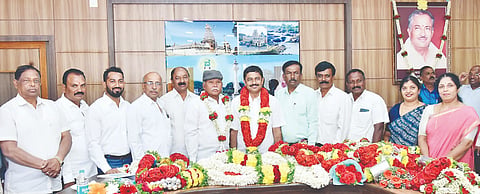 ಕೆ.ಆರ್.ನಗರದ ನವನಗರ ಅರ್ಬನ್ ಕೋ-ಆಪರೇಟಿವ್ ಬ್ಯಾಂಕ್‌ನ 2026-31ನೇ ಸಾಲಿಗೆ ನೂತನ ಅಧ್ಯಕ್ಷ ಮತ್ತು ಉಪಾಧ್ಯಕ್ಷರಾಗಿ ಅವಿರೋಧವಾಗಿ ಆಯ್ಕೆಯಾದ ಕೆ.ಎನ್.ಬಸಂತ್ ಹಾಗೂ ಎಸ್.ಮಹದೇವಯ್ಯ ಅವರನ್ನು ಆಡಳಿತ ಮಂಡಳಿ ನಿರ್ದೇಶಕರು ಹಾಗೂ ಬ್ಯಾಂಕ್‌ನ ವ್ಯವಸ್ಥಾಪಕ ನಿರ್ದೇಶಕ ಸಿ.ಸುರೇಶ್ ಅಭಿನಂದಿಸಿದರು.