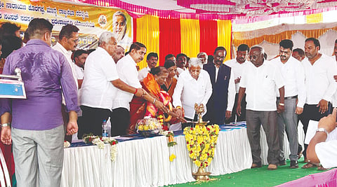 ಕೊರಟಗೆರೆ Sommanna ತಾಲೂಕಿನ ತುಂಬಾಡಿ ಗ್ರಾಮದಲ್ಲಿ ಸರ್ಕಾರಿ ಶಾಲಾ ಕಟ್ಟಡ ಕಾಮಗಾರಿಗೆ ಕೇಂದ್ರ ರೈಲ್ವೆ ಸಚಿವ ವಿ. ಸೋಮಣ್ಣ ಭೂಮಿಪೂಜೆ ನೆರವೇರಿಸಿದರು. ಮಾಜಿ ಶಾಸಕ ಪಿ.ಆರ್​. ಸುಧಾಕರ್​ ಲಾಲ್​, ಉಪವಿಭಾಗಾಧಿಕಾರಿ ಗೋಟೂರು ಶಿವಪ್ಪ, ತಹಸೀಲ್ದಾರ್​ ಮಂಜುನಾಥ್​, ಡಿಡಿಪಿಐ, ಬಿಇಒ ಪೈರೋಜ್​ ಬೇಗಂ ಇದ್ದರು. 