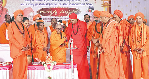 ರಾಷ್ಟ್ರೀಯ ಬಸವ ದಳದ ಮಹಾಅಧಿವೇಶನ ಹಾಗೂ ಲಿಂಗಾನಂದ ಸ್ವಾಮೀಜಿ, ಮಾತೆ ಮಹಾದೇವಿ ಲಿಂಗೈಕ್ಯ ಸಂಸ್ಮರಣೆ ಸಮಾರಂಭವನ್ನು ಪಾಂಡುಮಟ್ಟಿ ವಿರಕ್ತಮಠದ ಗುರುಬಸವ ಸ್ವಾಮೀಜಿ ಉದ್ಘಾಟಿಸಿದರು. ಬಸವ ಧರ್ಮ ಪೀಠದ ಪೀಠಾಧ್ಯಕ್ಷೆ ಮಾತೆ ಗಂಗಾದೇವಿ, ಗುರುಮಹಾಂತ ಸ್ವಾಮೀಜಿ, ವಿರತೀಶಾನಂದ ಸ್ವಾಮೀಜಿ, ಶಿರೂರ ಮಹಾಂತ ತೀರ್ಥದ ಬಸವಲಿಂಗ ಸ್ವಾಮೀಜಿ, ಬಸವ ಧರ್ಮ ಪೀಠದ ಮಹಾದೇಶ್ವರ ಸ್ವಾಮೀಜಿ, ಧಾರವಾಡ ಅಕ್ಕಮಹಾದೇವಿ ಅನುಭಾವ ಪೀಠದ ಮಾತೆ ಜ್ಞಾನೇಶ್ವರಿ ಇದ್ದರು.