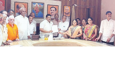 ಕುಷ್ಟಗಿಯ ಬಿಜೆಪಿ ಕಚೇರಿಯಲ್ಲಿ ಬಸವ ಸಮಿತಿ ಪದಾಧಿಕಾರಿಗಳು ಶಾಸಕ ದೊಡ್ಡನಗೌಡ ಪಾಟೀಲ್‌ಗೆ ಮನವಿ ಸಲ್ಲಿಸಿದರು. ಸಮಿತಿ ಅಧ್ಯಕ್ಷ ಶಿವಸಂಗಪ್ಪ ಬಿಜಕಲ್, ಉಪಾಧ್ಯಕ್ಷ ಎಸ್.ಸಿ.ಪಾಟೀಲ್, ಕಾರ್ಯದರ್ಶಿ ಮಹೇಶ ಹಡಪದ ಇತರರಿದ್ದರು.