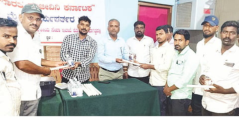 ಕುಷ್ಟಗಿಯ ಪಶು ಆಸ್ಪತ್ರೆಯಲ್ಲಿ ಕರ್ನಾಟಕ ಮೈತ್ರಿ ಕಾರ್ಯಕರ್ತರಿಗೆ ಕೃತಕ ಗರ್ಭಧಾರಣೆ ಸಲಕರಣೆ ವಿತರಿಸಲಾಯಿತು. ಪಶು ಇಲಾಖೆ ಸಹಾಯಕ ನಿರ್ದೇಶಕ ಡಾ.ಆನಂದ ದೇವರನಾವದಗಿ, ಜಿಲ್ಲಾ ಸಂಯೋಜಕ ಚನ್ನಬಸವ ಹಳೆಮನಿ, ಡಾ.ಡಿ.ಬಿ.ಇಟ್ನಳ್ಳಿ ಇದ್ದರು.