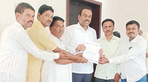 ಕುಷ್ಟಗಿಯಲ್ಲಿ ರೈಲ್ವೆ ಹೋರಾಟ ಸಮಿತಿಯಿಂದ ಸಂಸದ ರಾಜಶೇಖರ್ ಹಿಟ್ನಾಳಗೆ ಮನವಿ ಸಲ್ಲಿಸಲಾಯಿತು. ಸಮಿತಿ ಪ್ರಧಾನ ಕಾರ್ಯದರ್ಶಿ ವೀರೇಶ್ ಬಂಗಾರಶೆಟ್ಟರ್, ಸದಸ್ಯರಾದ ಮಂಜುನಾಥ ಮಹಾಲಿಂಗಪುರ, ಶ್ರೀಧರ ಘೋರ್ಪಡೆ, ವೀರೇಶ್ ಕರಡಿ ಇದ್ದರು.