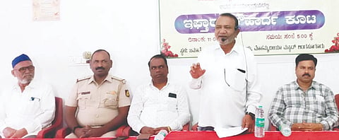 ಲಿಂಗಸುಗೂರು ಮೊಹಮ್ಮದೀಯ ಮಸ್ಜಿದ್‌ನಲ್ಲಿ ಇಫ್ತಾರ್ ಸೌಹಾರ್ದ ಕೂಟ ಕಾರ್ಯಕ್ರಮದಲ್ಲಿ ಇಳಕಲ್ ಪ್ರವಚನಕಾರ ಜನಾಬ್ ಲಾಲ್ ಹುಸೇನ್ ಸಾಬ್ ಕಂದಗಲ್ಲ ಮಾತನಾಡಿದರು. ಪಿಐ ಹೊಸಕೇರಪ್ಪ, ಸಿಂಧನೂರು ಲೆಕ್ಕ ಪರಿಶೋಧಕ ಅಧಿಕಾರಿ ಚಂದ್ರಶೇಖರ ಕುಂಬಾರ, ಮುಖ್ಯಶಿಕ್ಷಕರ ಸಂಘದ ತಾಲೂಕು ಅಧ್ಯಕ್ಷ ಶರಣಗೌಡ ಅಗಸಿಮುಂದಿನ ಇತರರಿದ್ದರು.