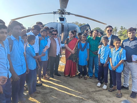 ಕಮಲಾಪುರದ ಹೋಟೆಲ್ ಮಯೂರ ಭುವನೇಶ್ವರಿ ಆವರಣದಲ್ಲಿ ತಾತ್ಕಾಲಿಕ ಹೆಲಿಪ್ಯಾಡ್‌ ನಲ್ಲಿ ಜಿಲ್ಲಾ ಉಸ್ತುವಾರಿ ಸಚಿವ ಜಮೀರ್ ಅಹ್ಮದ್ ಖಾನ್ ಚಾಲನೆ ನೀಡಿ ಶಾಲಾ ಮಕ್ಕಳಿಗೆ ಹೆಲಿಕಾಪ್ಟರ್ ಹತ್ತುವ ಅವಕಾಶ ಮಾಡಿದರು.