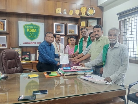 ಹೊಸಪೇಟೆಯಲ್ಲಿ ಮಂಗಳವಾರ ಗೊಬ್ಬರ ಖರೀದಿಗೆ ಎಫ್ಐಡಿ ವಿರೋಧಿಸಿ ರೈತಸಂಘ ಹಾಗೂ ಹಸಿರು ಸೇನೆ (ಜೆ.ಕಾರ್ತಿಕ್ ಸಂಘಟನೆ) ಪದಾಧಿಕಾರಿಗಳು ಕೃಷಿ ಇಲಾಖೆ ಕೃಷಿ ಜೆಡಿ ಮಂಜುನಾಥ ಅವರಿಗೆ ಮನವಿ ಸಲ್ಲಿಸಿದರು. ಮಹಿಳಾ ಜಿಲ್ಲಾಧ್ಯಕ್ಷ ಜೆ.ಉಮಾದೇವಿ,  ಜಿಲ್ಲಾ ಉಪಾಧ್ಯಕ್ಷ ಜಗನ್‌ರಾಜ್, ಜಿಲ್ಲಾ ಪ್ರಧಾನ ಕಾರ್ಯದರ್ಶಿ ಎಲ್.ಎಸ್.ರುದ್ರಪ್ಪ ಇತರರಿದ್ದರು.