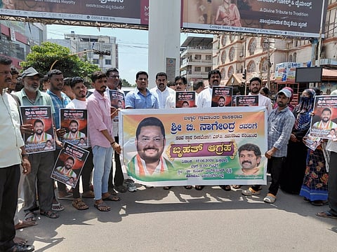 ಹೊಸಪೇಟೆ ಪುನೀತ್ ರಾಜಕುಮಾರ್ ವೃತ್ತದಲ್ಲಿ ಗುರುವಾರ ಶಾಸಕ ಬಿ.ನಾಗೇಂದ್ರ ಅವರಿಗೆ ಸಚಿವ ಸಂಪುಟದಲ್ಲಿ ಸ್ಥಾನ ನೀಡಬೇಕು ಎಂದು ಒತ್ತಾಯಿಸಿ ಪರಿಶಿಷ್ಟ ಪಂಗಡ ಸಮುದಾಯದಿಂದ ನಗರದ  ಪ್ರತಿಭಟನೆ ನಡೆಸಲಾಯಿತು. ಪರಿಶಿಷ್ಟ ಪಂಡಗ ವಿಭಾಗದ ರಾಜ್ಯ ಪ್ರಧಾನ ಕಾರ್ಯದರ್ಶಿ ಲಿಂಗಣ್ಣ ನಾಯಕ ಗುಜ್ಜಲ್, ರಾಜ್ಯ ಕಾರ್ಯದರ್ಶಿ ಜಿ.ಭಾಸ್ಕರ್, ಅಸಂಘಟಿತ ಕಾರ್ಮಿಕರ ಜಿಲ್ಲಾಧ್ಯಕ್ಷ ವೆಂಕಟೇಶಲು ಇತರರಿದ್ದರು.