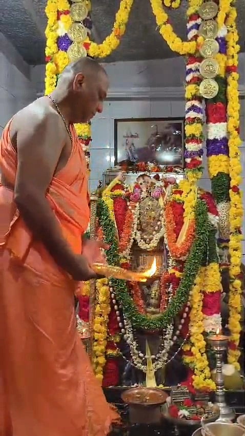 ಹಂಪಿಯಲ್ಲಿ ಶ್ರೀ ರಘುನಂದನ ತೀರ್ಥರ ವೃಂದಾವನಕ್ಕೆ ಮಂತ್ರಾಲಯ ಶ್ರೀ ರಾಘವೇಂದ್ರ ಮಠದ ಪೀಠಾಧಿಪತಿ ಶ್ರೀ ಸುಬುಧೇಂದ್ರ ತೀರ್ಥ ಸ್ವಾಮೀಜಿ ಪೂಜೆ ಸಲ್ಲಿಸಿದರು.
