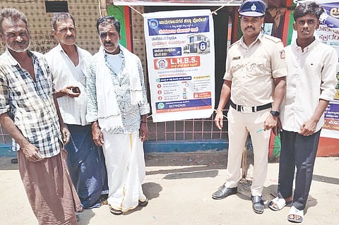  ಗುಂಡ್ಲುಪೇಟೆ ತಾಲೂಕಿನ ತೆರಕಣಾಂಬಿ ಪೊಲೀಸರು ಲಾಕ್ಡ್‌ಹೌಸ್ ಬೀಟ್ ಸಿಸ್ಟಂ ಬಗ್ಗೆ ಸಾರ್ವಜನಿಕರಿಗೆ ಜಾಗೃತಿ ಮೂಡಿಸುತ್ತಿದ್ದಾರೆ.