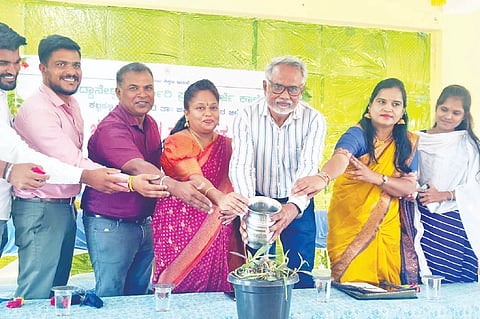 ಗುಂಡ್ಲುಪೇಟೆ ತಾಲೂಕಿನ ಕಬ್ಬಹಳ್ಳಿ ಗ್ರಾಮದ ಸರ್ಕಾರಿ ಪ್ರಥಮದರ್ಜೆ ಕಾಲೇಜಿನಲ್ಲಿ ಆಯೋಜಿಸಿದ್ದ ಪಠ್ಯೇತರ ಚಟುವಟಿಕೆ ಸಮಾರೋಪ ಸಮಾರಂಭವನ್ನು ಮಹದೇವ ಶಂಕನಪುರ ಉದ್ಘಾಟಿಸಿದರು. ಡಾ.ಕವಿತಾ, ಮಹದೇವಸ್ವಾಮಿ, ಡಾ.ತೇಜಸ್ವಿನಿ, ಸುರೇಶ, ಪ್ರಮೋದ್‌ಕುಮಾರ್ ಇದ್ದರು.