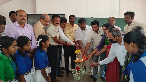ಮುಳಬಾಗಿಲು ಅಮರಜ್ಯೋತಿ workshop ವಿದ್ಯಾಸಂಸ್ಥೆಯಲ್ಲಿ ಆಯೋಜಿಸಿದ್ದ ಕಾರ್ಯಾಗಾರವನ್ನು ತಾಪಂ ಮಾಜಿ ಅಧ್ಯಕ್ಷ ಎಂಎಸ್​ಶ್ರೀನಿವಾಸರೆಡ್ಡಿ ಉದ್ಘಾಟಿಸಿದರು. ಕ್ಷೇತ್ರ ಶಿಕ್ಷಣಾಧಿಕಾರಿ ಕೆಎನ್​ರಾಮಚಂದ್ರಪ್ಪ, ಅಮರಜ್ಯೋತಿ ವಿದ್ಯಾಸಂಸ್ಥೆ ಕಾರ್ಯದರ್ಶಿ ಆರ್​.ಅಶೋಕ್​ ಕುಮಾರ್​, ಶಿಕ್ಷಕರ ಸಂಘದ ತಾಲೂಕ ಅಧ್ಯಕ್ಷ ಎಚ್​.ವೆಂಕಟಗಿರಿಯಪ್ಪ, ಉದ್ಯಮಿ ರಘು, ಮಂಜುನಾಥ್​ ಇದ್ದರು.