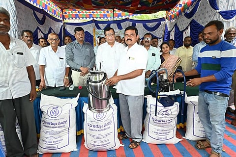 ಮಧುಗಿರಿ Rajanna ರೈತರಿಗೆ ಹಾಲು ಕೆರೆಯುವ ಯಂತ್ರ, ರಾಸುಗಳಿಗೆ ನೆಲ ಹಾಸು, ವಲಸೆ ಕುರಿಗಾರರಿಗೆ ಗುರುತಿನ ಚೀಟಿಯನ್ನು ಶಾಸಕ ಕೆ.ಎನ್​.ರಾಜಣ್ಣ ವಿತರಿಸಿದರು. ಉಪವಿಭಾಗಾಧಿಕಾರಿ ಗೋಟೂರು ಶಿವಪ್ಪ, ಟಿಎಪಿಸಿಎಂಎಸ್​ ಅಧ್ಯಕ್ಷ ಎಂ.ಎಸ್​.ಮಲ್ಲಿಕಾರ್ಜುನಯ್ಯ, ಪಶು ಇಲಾಖೆಯ ಉಪನಿರ್ದೇಶಕ ಎಚ್​.ಎಂ.ಶಿವಪ್ರಸಾದ್​, ಸಹಾಯ ನಿರ್ದೇಶಕ ಡಾ.ಜಗದೀಶ್​, ತಹಸೀಲ್ದಾರ್​ ನಂದಿನಿ ಇತರರಿದ್ದರು. 