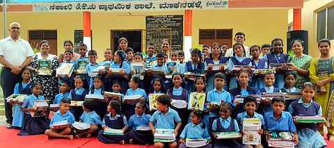ಹೊಸಕೋಟೆ ತಾಲೂಕು ಮಾಕನಹಳ್ಳಿ ಸರ್ಕಾರಿ ಶಾಲೆಯ ಮಕ್ಕಳಿಗೆ ಕಲಿಕಾ ಸಾಮಗ್ರಿ ವಿತರಿಸಲಾಯಿತು. ದಾನಿಗಳಾದ ಬಾಬು ಪ್ರಕಾಶ್​ ಇದ್ದರು.
