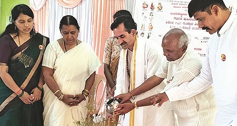 ಕಾರಟಗಿಯಲ್ಲಿ ಪತಂಜಲಿ ಯೋಗ ಸಮಿತಿಯಿಂದ ಗುರುವಾರ ಆಯೋಜಿಸಿದ್ದ ವಿಶೇಷ ಗರ್ಭ ಸಂಸ್ಕಾರ ಹಾಗೂ 108 ಅಗ್ನಿಹೋತ್ರ ಮಹಾಯಜ್ಞ ಕಾರ್ಯಕ್ರಮಕ್ಕೆ ಪತಂಜಲಿ ಯೋಗಪೀಠದ   ಕರ್ನಾಟಕ ರಾಜ್ಯ ಪ್ರಭಾರಿ ಭವರ್‌ಲಾಲ್ ಆರ್ಯ ಚಾಲನೆ ನೀಡಿದರು. ಸಿ.ಎಚ್.ಶರಣಪ್ಪ, ಮೀನಾಕ್ಷಿ ಶರಣಪ್ಪ, ಪ್ರಸಾದ್ ಚಿಟ್ಟೂರಿ ಇದ್ದರು.