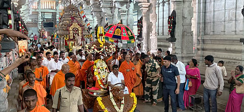 ನಾಗಮಂಗಲ ತಾಲೂಕಿನ ಆದಿಚುಂಚನಗಿರಿಯಲ್ಲಿ ಡಾ.ಶ್ರೀನಿರ್ಮಲಾನಂದನಾಥ ಸ್ವಾಮೀಜಿ ಅವರ ನೇತೃತ್ವದಲ್ಲಿ ಅಮವಾಸ್ಯೆ ವಿಶೇಷ ಪೂಜೆ ನಡೆಯಿತು. ಶ್ರೀ ಪ್ರಸನ್ನನಾಥ ಸ್ವಾಮೀಜಿ, ಶ್ರೀ ಸೋಮನಾಥ ಸ್ವಾಮೀಜಿ, ಸಚಿವ ಎಚ್.ಸಿ.ಬಾಲಕೃಷ್ಣ ಇದ್ದರು.