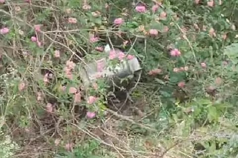 ಗುಂಡ್ಲುಪೇಟೆ ತಾಲೂಕಿನ ಯಡಹುಂಡಿ ಗ್ರಾಮದ ದೇವಾಲಯದಲ್ಲಿ ಕಳ್ಳತನವಾಗಿದ್ದ ಗೋಲಕ ಪೊದೆಯಲ್ಲಿ ಪತ್ತೆಯಾಗಿದೆ.