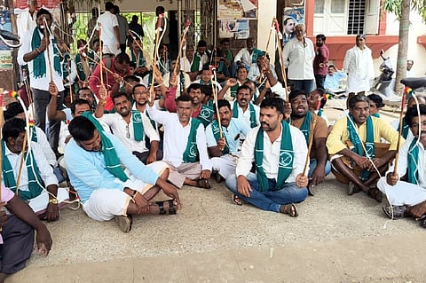 ರೈತರ ನಾನಾ ಬೇಡಿಕೆಗಳ ಈಡೇರಿಕೆಗೆ ಒತ್ತಾಯಿಸಿ ರೈತ ಕಾರ್ಯಕರ್ತರು ಪಟ್ಟಣದ ತಾಲೂಕು ಕಚೇರಿ ಎದುರು ಅನಿರ್ದಿಷ್ಟಾವಧಿ ಪ್ರತಿಭಟನೆ
