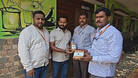ನೆಲಮಂಗಲದ ಡಾಬಾಗಳ ಮೇಲೆ ಆಹಾರ ಸುರಕ್ಷತಾ ಅಧಿಕಾರಿಗಳ ತಂಡ ದಾಳಿ ನಡೆಸಿ ಪರಿಶೀಲಿಸಿತು. ಆಹಾರ ಸುರಕ್ಷತಾಧಿಕಾರಿ ಜಿ.ನಾಗೇಶ್​, ಬಿಬಿಎಂಪಿ ವ್ಯಾಪ್ತಿಯ ಅಂಬರೀಶ್​ಗೌಡ  ಇದ್ದರು.   