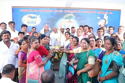 ತುಮುಲ್​ ನಿರ್ಧೇಶಕರ ಸ್ಥಾನದ election ಹಲವು ಗೊಂದಲಗಳ ನಡುವೆ ಭಾನುವಾರ ನೂರಾರು ಕಾರ್ಯಕರ್ತರು ಹಿತೈಷಿಗಳು ಹಾಗೂ ಜೆಡಿಎಸ್​ ಮುಖಂಡರ ನೇತೃತ್ವದಲ್ಲಿ ಅಧಿಕಾರ ಸ್ವಿಕರಿಸಿದ ಚನ್ನಮಲ್ಲಪ್ಪನವರಿಗೆ  ಗಣ್ಯರು ಅಭಿನಂದನೆ ಸಲ್ಲಿಸಿದರು.