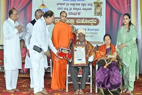 ರಿಪ್ಪನ್‌ಪೇಟೆ ಸಮೀಪದ ಹೊಂಬುಜ ಜೈನಮಠದಲ್ಲಿ ಬೆಳಗಾವಿಯ ಪ್ರೊ. ಶಾಂತಿನಾಥ ದಿಬ್ಬದ ಅವರಿಗೆ ಸಿದ್ಧಾಂತ ಕೀರ್ತಿ ಪ್ರಶಸ್ತಿಯನ್ನು ಹೊಂಬುಜ ಶ್ರೀಗಳು ಪ್ರದಾನ ಮಾಡಿದರು. ಕೆ.ಎಸ್.ಈಶ್ವರಪ್ಪ, ವಿಜಯ್ ಪಾಟ್ನಿ, ರವಿರಾಜ್ ಜೈನ್ ಇತರರಿದ್ದರು.