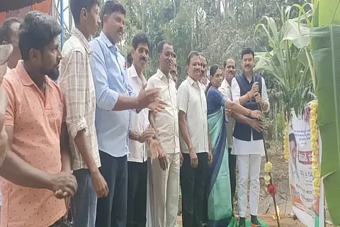 ಬೆಳ್ಳೂರು ಗ್ರಾಮ ಪಂಚಾಯತಿ ವ್ಯಾಪ್ತಿಯ ದೊಬೈಲಿನಲ್ಲಿ 35 ಲಕ್ಷ ರೂ. ವೆಚ್ಚದ ಕಿರುಸೇತುವೆ ನಿರ್ಮಾಣಕ್ಕೆ ಶಾಸಕ ಗೋಪಾಲಕೃಷ್ಣ ಬೇಳೂರು ಭೂಮಿ ಪೂಜೆ ನೆರವೇರಿಸಿದರು. ಗ್ರಾಪಂ ಅಧ್ಯಕ್ಷೆ ನಾಗರತ್ನ, ಗ್ರಾಮಸ್ಥರು ಇದ್ದರು.