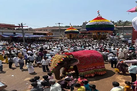 ರಿಪ್ಪನ್‌ಪೇಟೆ ಸಮೀಪದ ಹೊಂಬುಜ ಜೈನಮಠದಲ್ಲಿ ಮಹಾ ರಥೋತ್ಸವದಲ್ಲಿ ಭಾಗಿಯಾಗಿದ್ದ ಭಕ್ತಸಮೂಹ.