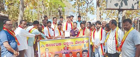 ರಟ್ಟಿಹಳ್ಳಿ ತಾಲೂಕು ಮಾಸೂರು ಗ್ರಾಮದಲ್ಲಿ ಕರವೇ ವತಿಯಿಂದ ಉಪತಹಸೀಲ್ದಾರ್ ಮಹಾಂತೇಶ ಜಗತಾಪ್ ಅವರಿಗೆ ಮನವಿ ಸಲ್ಲಿಸಲಾಯಿತು. ಗಿರೀಶ, ಶಿವಾನಂದ ಪೂಜಾರ, ಮಂಜುನಾಥ ಕಾಯಕದ, ಸಿದ್ದು ವಿರಕ್ತಮಠ ಇತರರು ಇದ್ದರು.