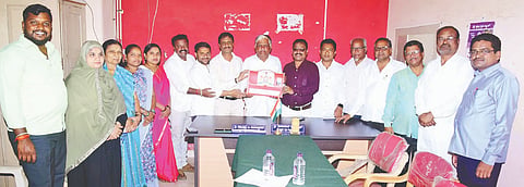 ೆಟೋ 12 ಆರ್‌ಟಿಎಲ್ 1 ರಟ್ಟಿಹಳ್ಳಿ ಪಟ್ಟಣ ಪಂಚಾಯಿತಿ ಬಜೆಟ್ ಅನ್ನು ಅಧ್ಯಕ್ಷ ರವೀಂದ್ರ ಮುದಿಯಪ್ಪನವರ ಮಂಡಿಸಿದರು. ಶಿವಕುಮಾರ ಉಪ್ಪಾರ, ಸಂತೋಷ ಚಂದ್ರಿಕೇರ, ರಾಜಕುಮಾರ ಹೇಂದ್ರೆ ಇತರರಿದ್ದರು.