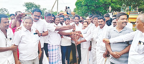 ಸರಗೂರು ತಾಲೂಕಿನ ಮೊಳೆಯೂರು ಗ್ರಾಮದಲ್ಲಿ ಮಂಗಳವಾರ ರಸ್ತೆ ಅಭಿವೃದ್ಧಿ ಕಾಮಗಾರಿಗೆ ಶಾಸಕ ಅನಿಲ್ ಚಿಕ್ಕಮಾದು ಭೂಮಿ ಪೂಜೆ ನೆರವೇರಿಸಿದರು. ಕಂದೇಗಾಲ ಶಿವರಾಜು, ಚೆನ್ನಿಪುರ ಚಲುವರಾಜು, ಎಸ್.ಎನ್.ನಾಗರಾಜು, ಕೋಟೆ ಶಿವಪ್ಪ, ಮೊಳೆಯೂರು ಆನಂದ್, ಗುಣಪಾಲ್, ಶಂಭುಲಿಂಗನಾಯಕ, ದೇವಲಾಪುರ ಪ್ರಭಾಕರ್, ಎಂ.ಕೆ.ಹರಿದಾಸ್ ಇತರರು ಇದ್ದರು. 