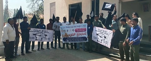 ಸರಗೂರು ಪಟ್ಟಣದ ಕೆಇಬಿ ಕಚೇರಿ ಮುಂಭಾಗದಲ್ಲಿ ವಿದ್ಯುತ್ ಕ್ಷೇತ್ರದ ಖಾಸಗಿಕರಣವನ್ನು ವಿರೋಧಿಸಿ ಸಿಬ್ಬಂದಿ ಬೃಹತ್ ಪ್ರತಿಭಟನೆ ನಡೆಸಿದರು.