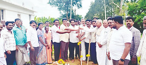 ಸರಗೂರು ತಾಲೂಕಿನ ಮೊಳೆಯೂರು ಗ್ರಾಮದಲ್ಲಿ ಮಂಗಳವಾರ ರಸ್ತೆ ಅಭಿವೃದ್ಧಿ ಕಾಮಗಾರಿಗೆ ಶಾಸಕ ಅನಿಲ್ ಚಿಕ್ಕಮಾದು ಭೂಮಿ ಪೂಜೆ ನೆರವೇರಿಸಿದರು. ಕಂದೇಗಾಲ ಶಿವರಾಜು, ಚೆನ್ನಿಪುರ ಚಲುವರಾಜು, ಎಸ್.ಎನ್.ನಾಗರಾಜು, ಕೋಟೆ ಶಿವಪ್ಪ, ಮೊಳೆಯೂರು ಆನಂದ್, ಗುಣಪಾಲ್, ಶಂಭುಲಿಂಗನಾಯಕ, ದೇವಲಾಪುರ ಪ್ರಭಾಕರ್, ಎಂ.ಕೆ.ಹರಿದಾಸ್ ಇತರರು ಇದ್ದರು. 